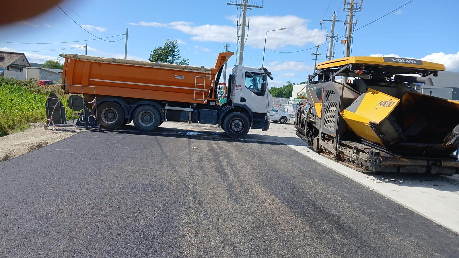 Așternere asfalt cu repartizator Volvo P4820D și autobasculantă
