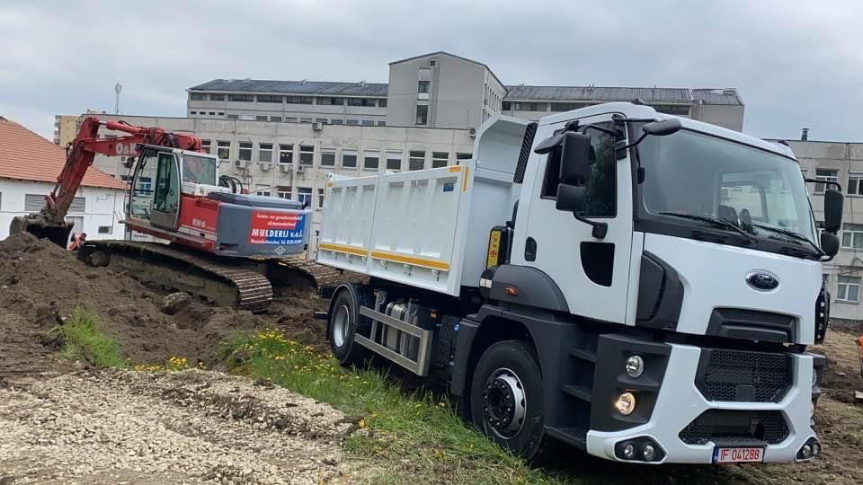 Excavare fundație și transport pământ — șantier structură