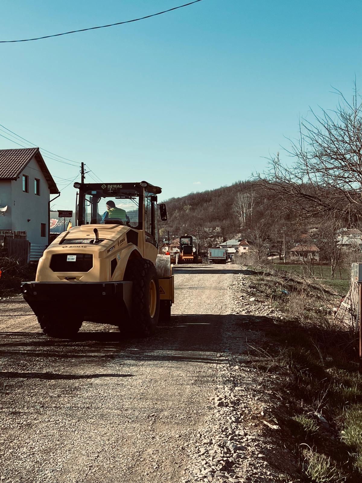 Compactare cu cilindru vibrocompactor Bomag — reabilitare drum