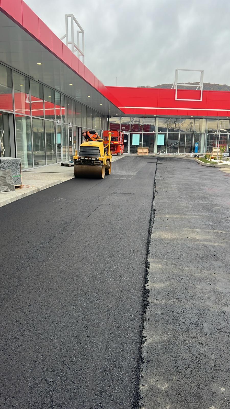 Amenajare parcare centru comercial — strat asfalt final