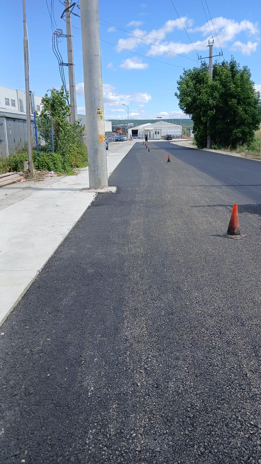 Covor asfaltic finalizat — acces zonă industrială
